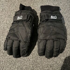 Outback ski gloves with adjustable straps.
Kids large